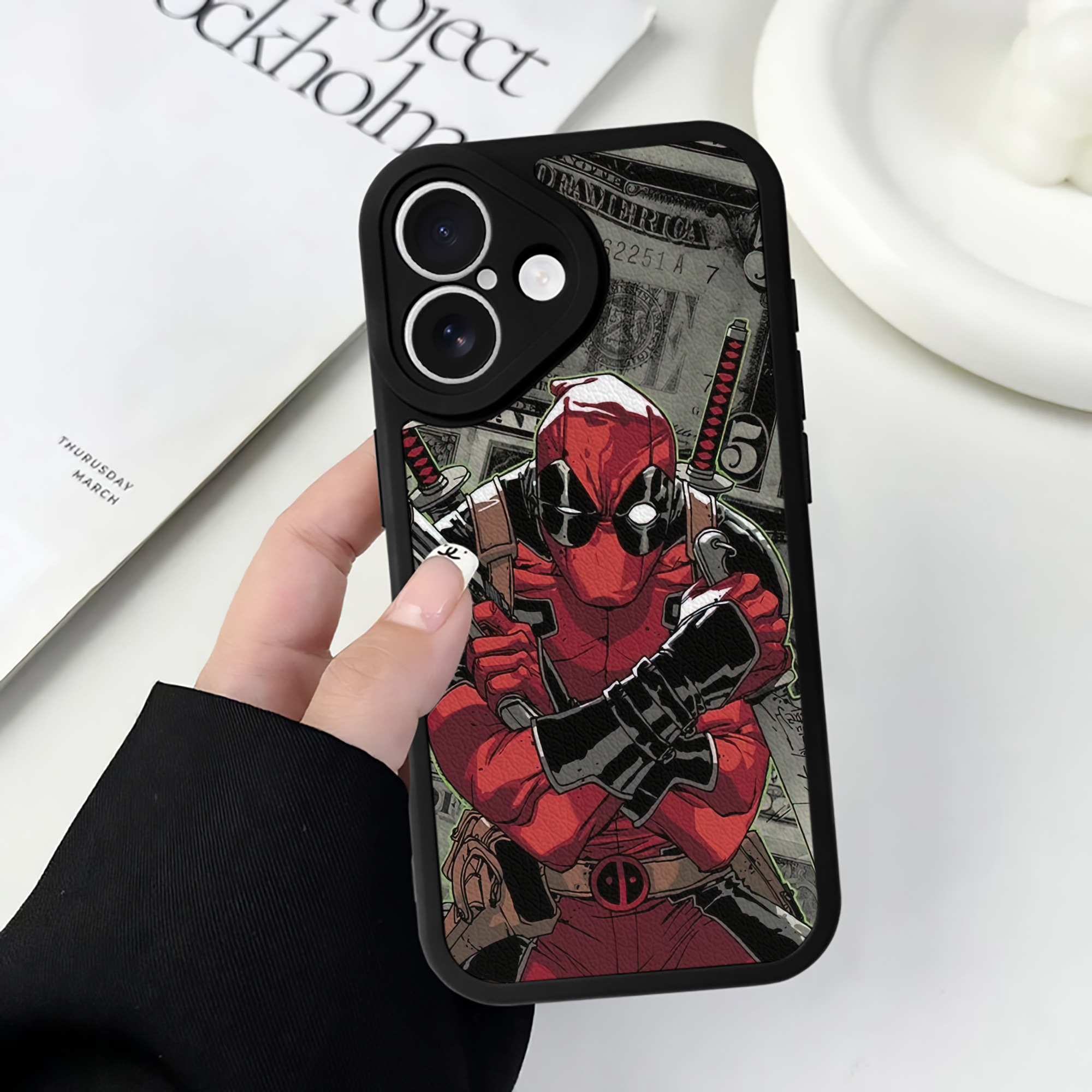 （画像用） Deadpool デッドプール 【iPhone 16シリーズ対応】シリコンスマホケース（レザー調） 材質：シリコン